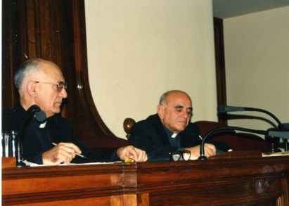 P. Giuseppe Pittau e P. Magnani durante una conferenza